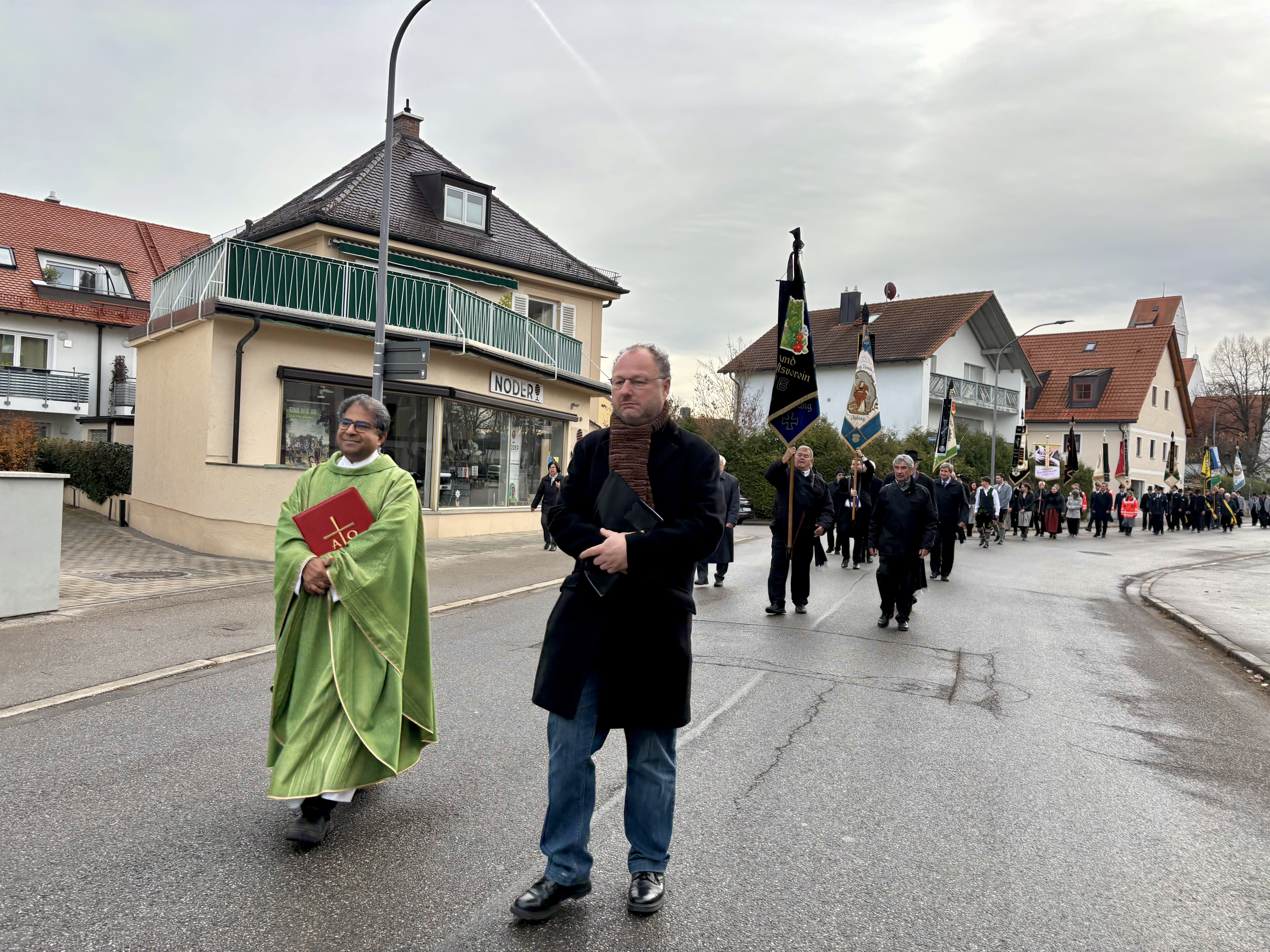 Pater Abraham und ARGE-Chef Johann Sauerer führten den Fahnenzug an.