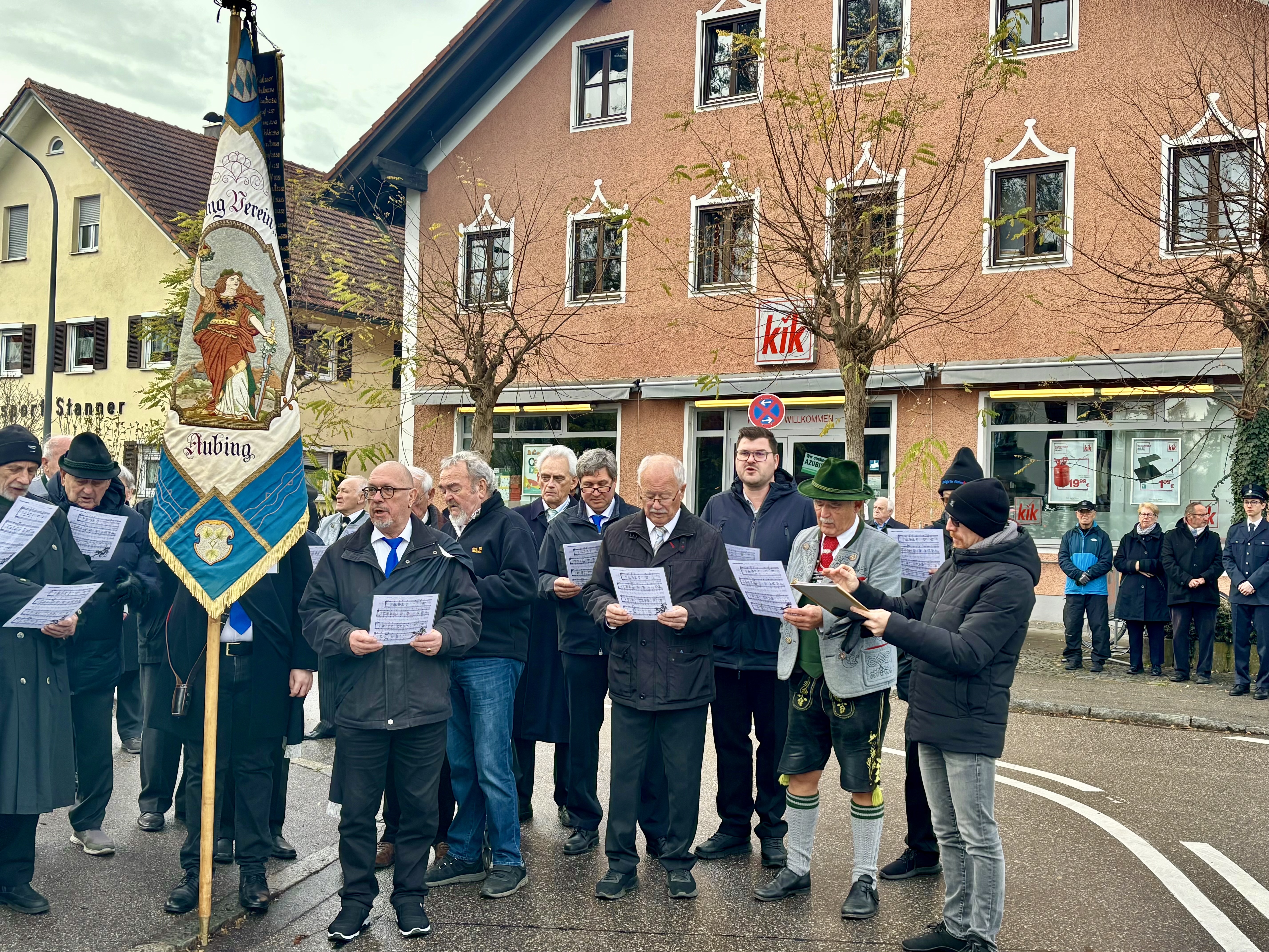 Der Männergesangsverein am Kriegerdenkmal.