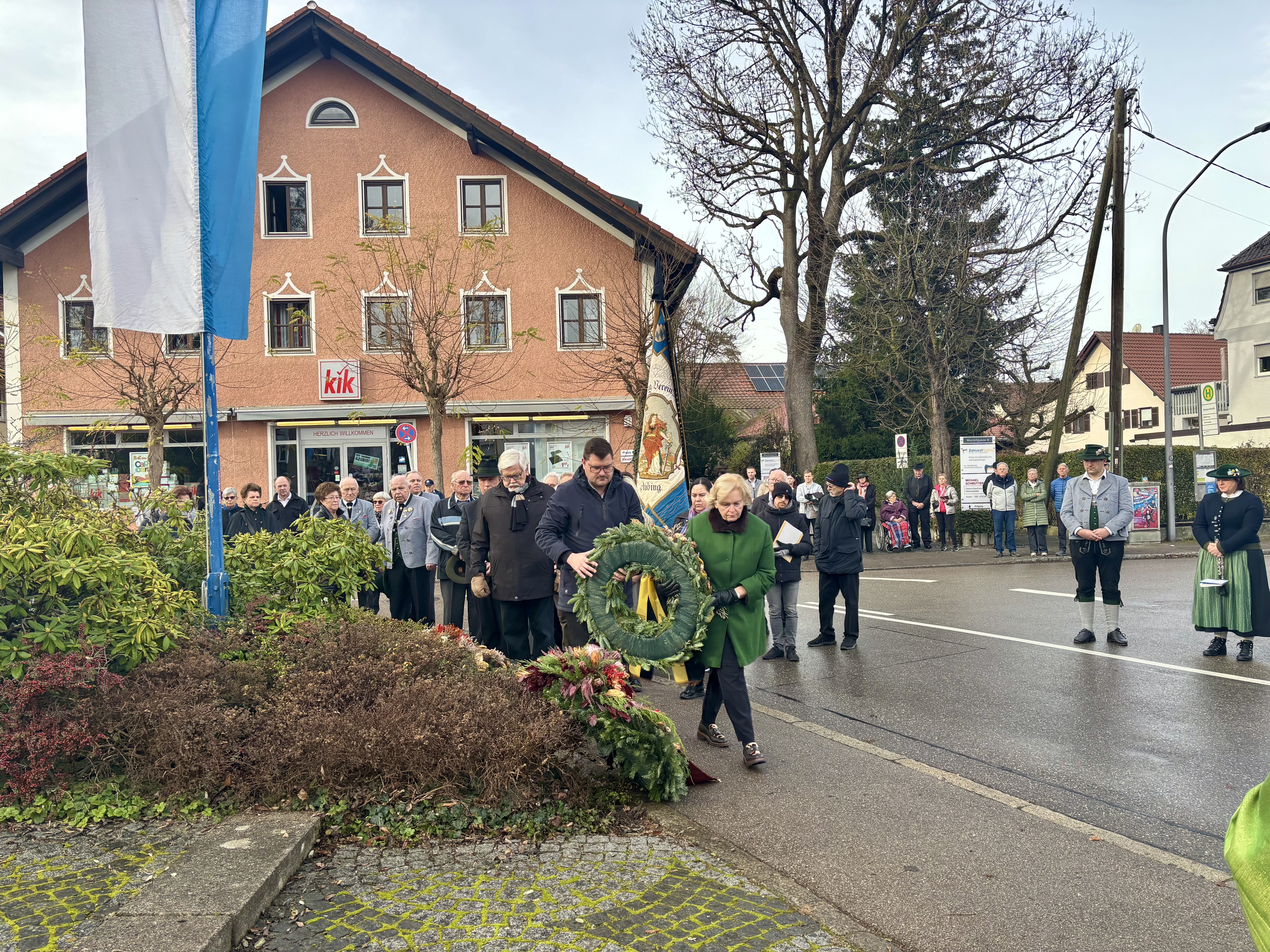 Christa Zeilermeier und Sebastian Kriesel legten den Kranz der Stadt München am Denkmal ab.