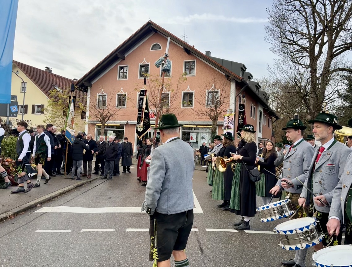 Das Trommlercorps und die Würmtaler Blasmusik begleiteten den Umzug und die Feierstunde zum Volkstrauertag.