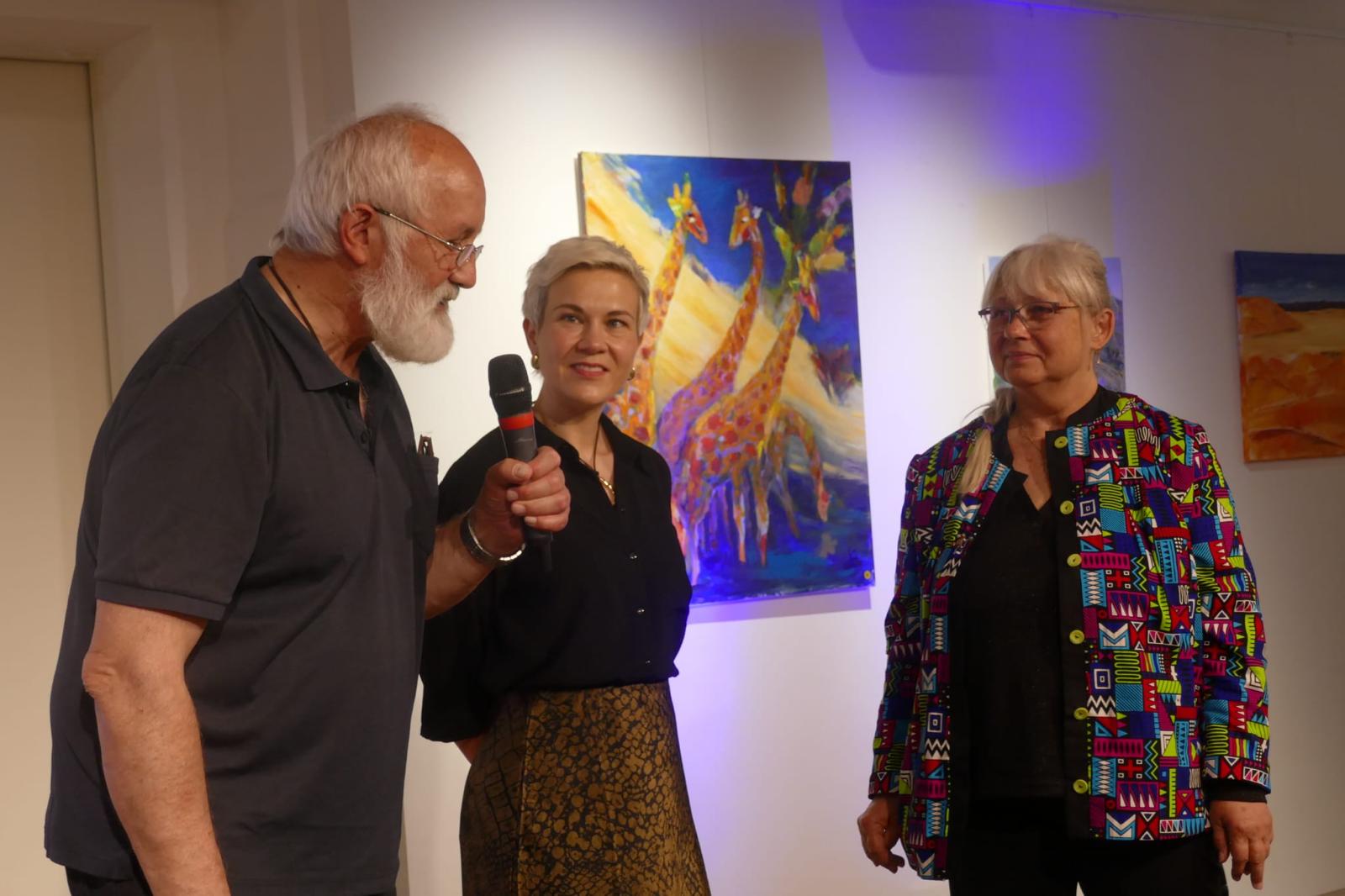  und im Vernissage-Interview mit Julia Grohnert © Karl Reil