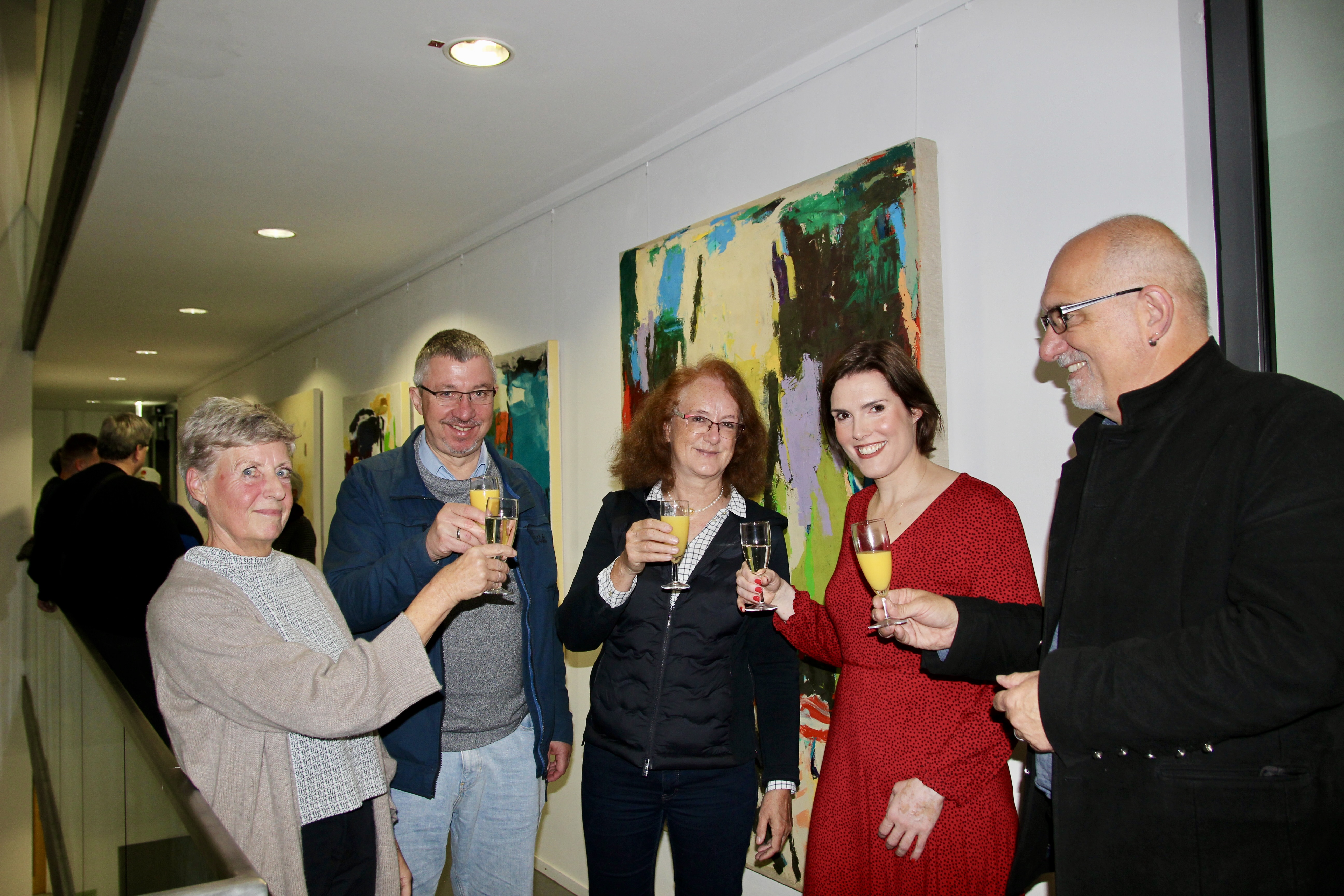 Vereinsvorstand und Künstler zur Oktober-Vernissage: Christine Ambrusch, Christian Müller, Maria Osterhuber-Völkl, Hannah Fischer und Frieder Vogelsgesang (v.l.).