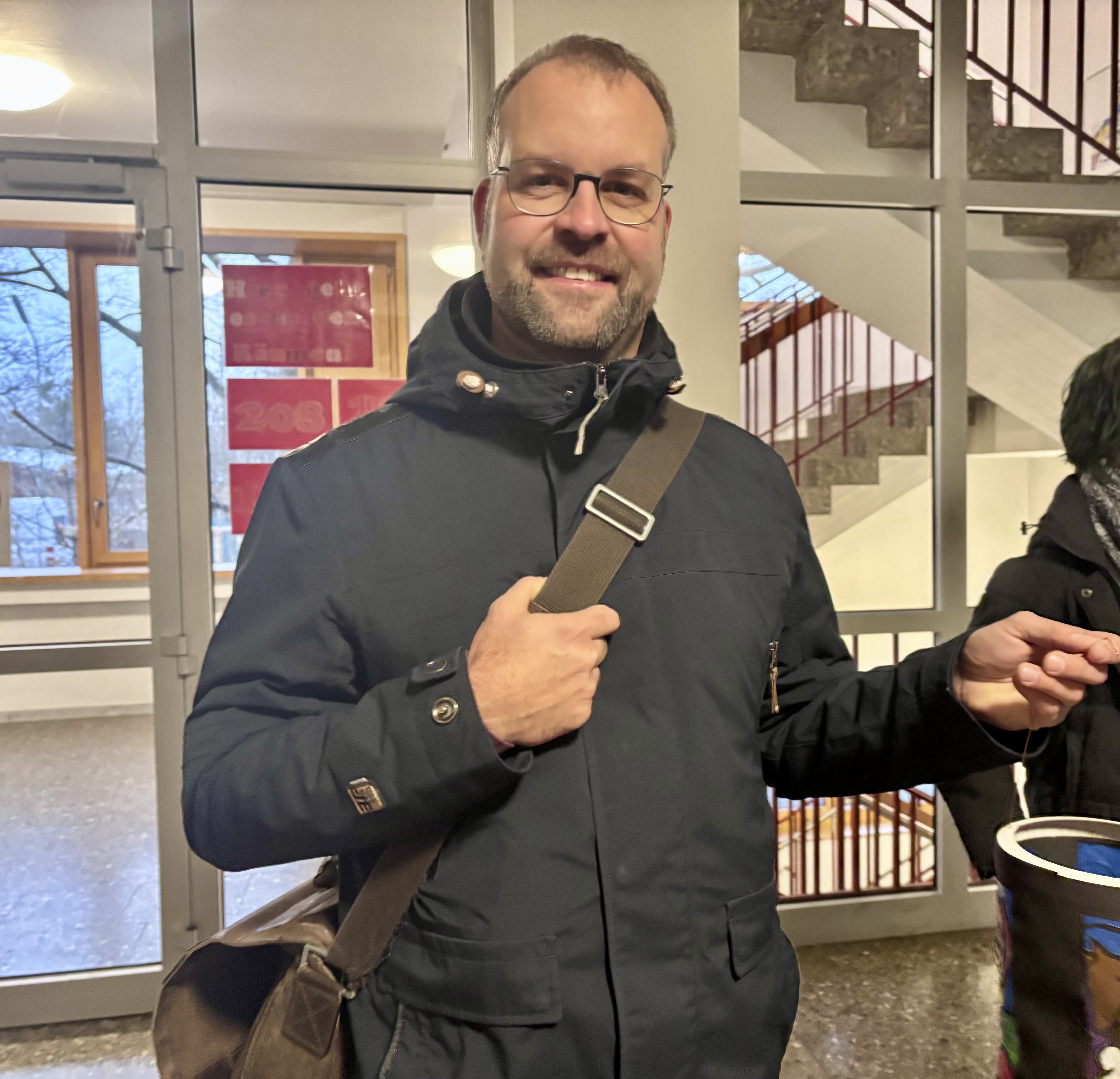 Pastoralreferent Johannes von Kruijsbergen brachte eine Martinslaterne mit und las die Martinsgeschichte in der Deutschklasse.