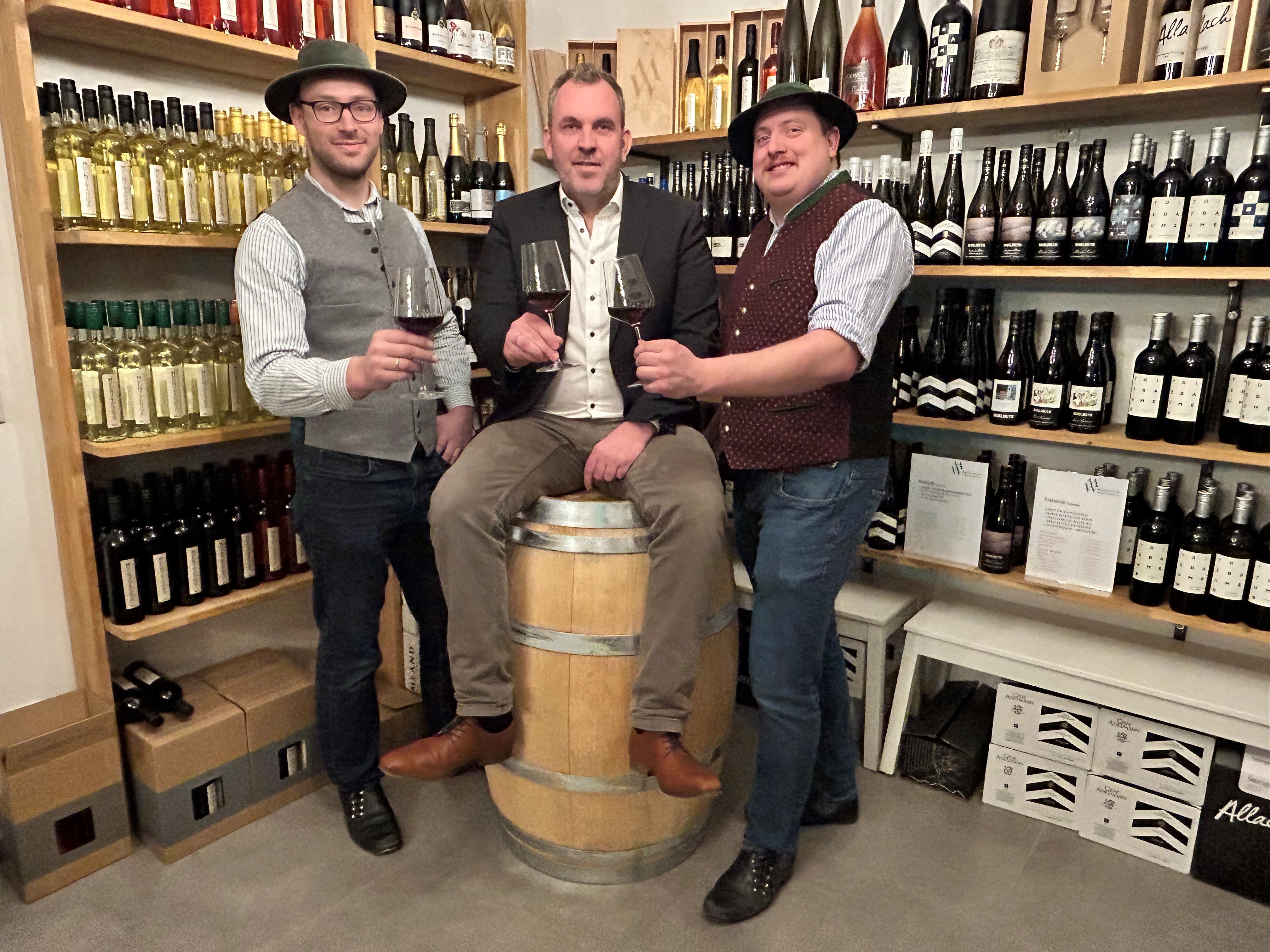 Der Vorstand vom Weinbauverein Menzing mit Johann Menzinger, Christian Dauber und Michael Hanslik (v.l.), © Weinbauverein