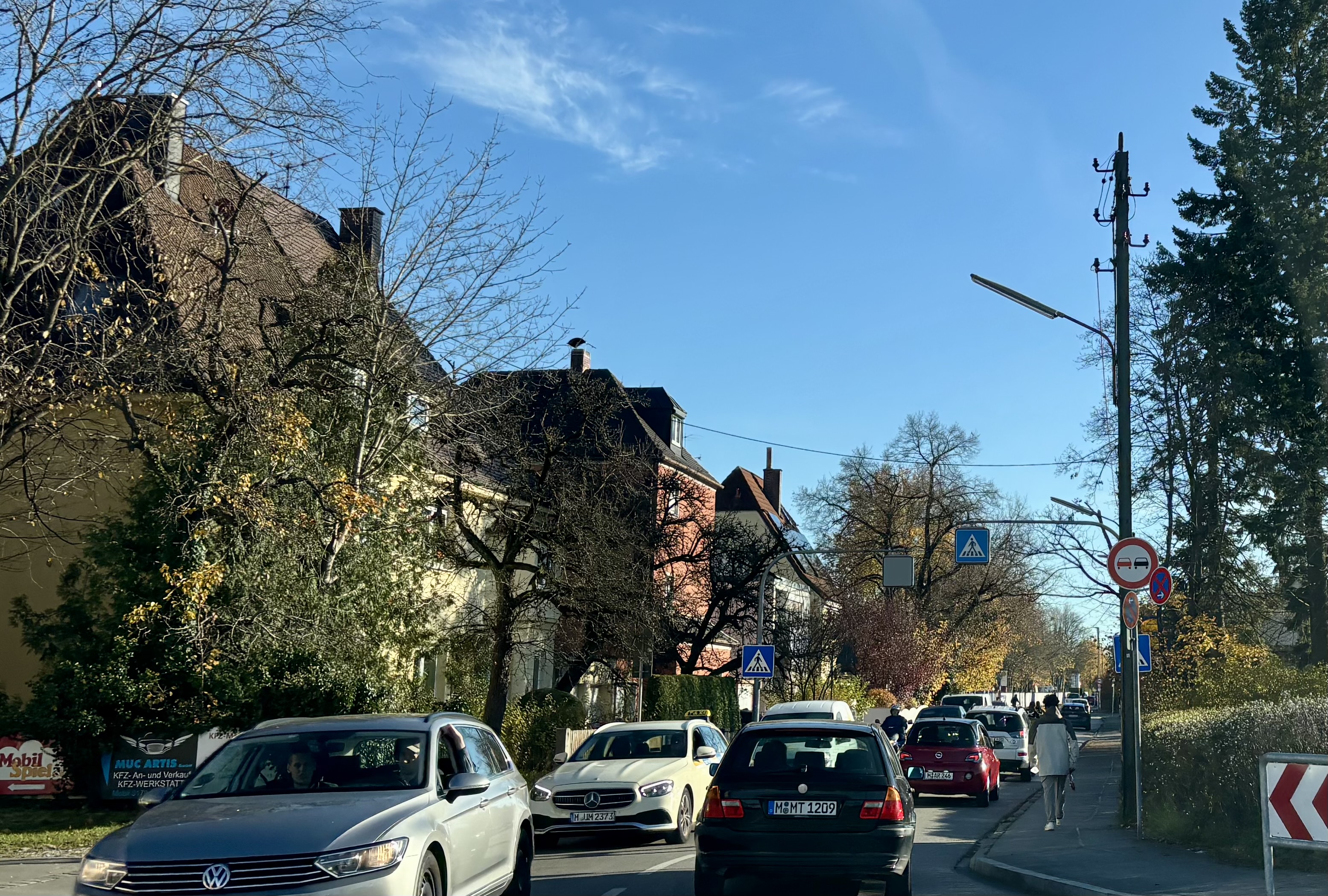 Zebrastreifen mit Hindernissen in der Brunhamstraße
