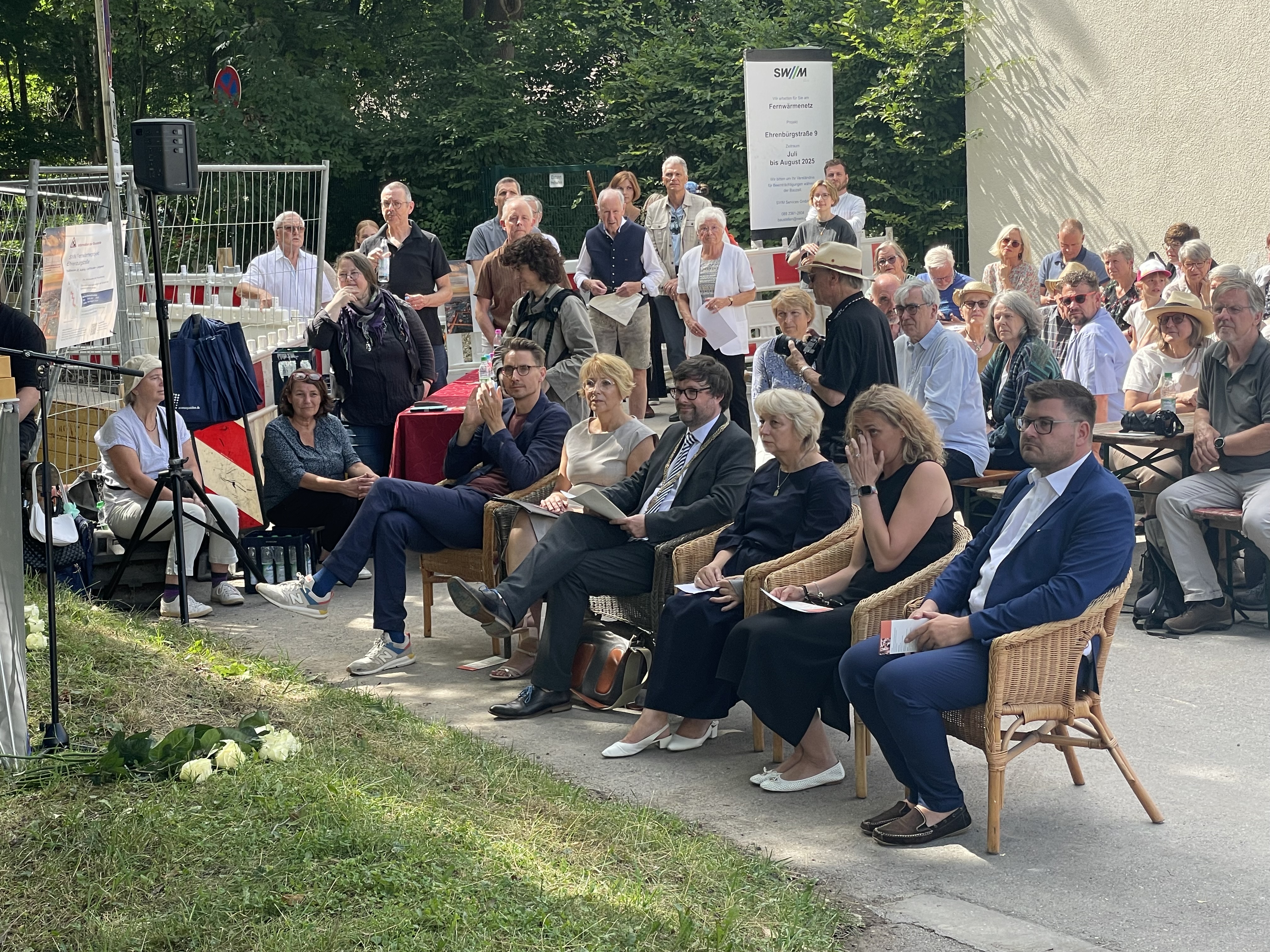 Paul-Moritz Rabe vom NS-Dokumentationszentrum München, Antje Brandl von der Siedlervereinigung der Dornier-Eigenheimer e.V., Stadtrat Sebastian Weisenburger, Larisa Borisenk und Übersetzerin, sowie BA-Chef Sebastian Kriesel (v.l.) setzten ein Zeichen gegen das Vergessen.