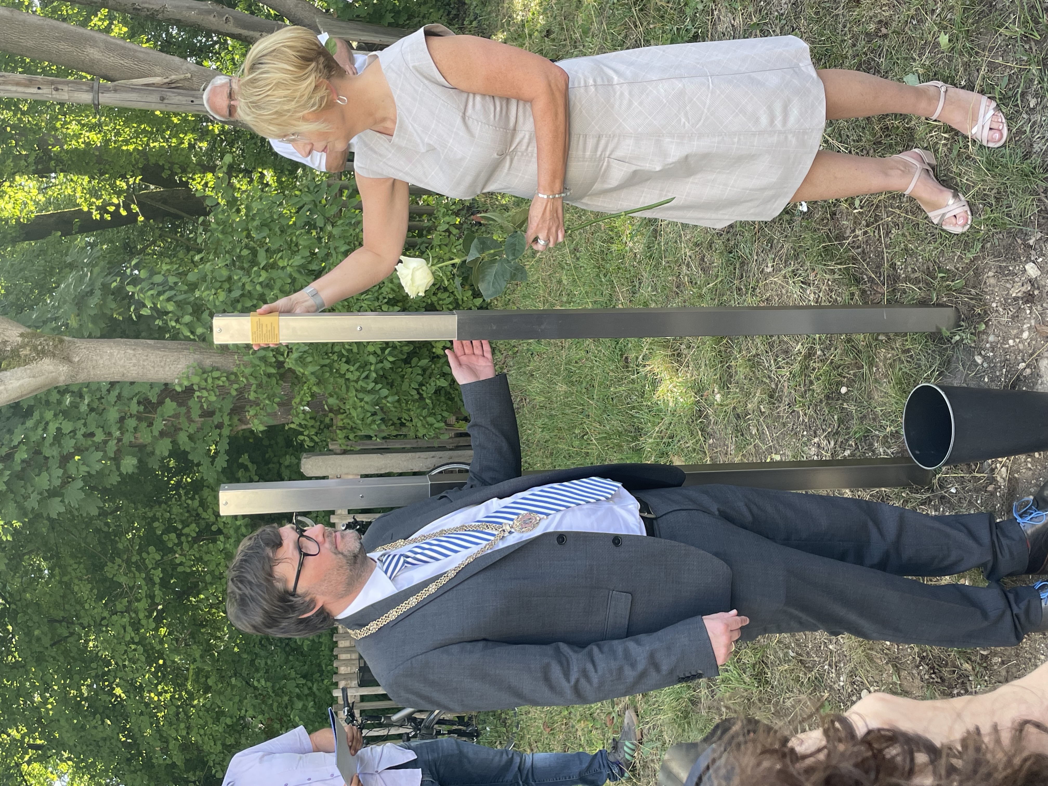 Antje Brandl steckte ein Erinnerungszeichen auf die Stele. Neben ihr Stadtrat Sebastian Weisenburger.