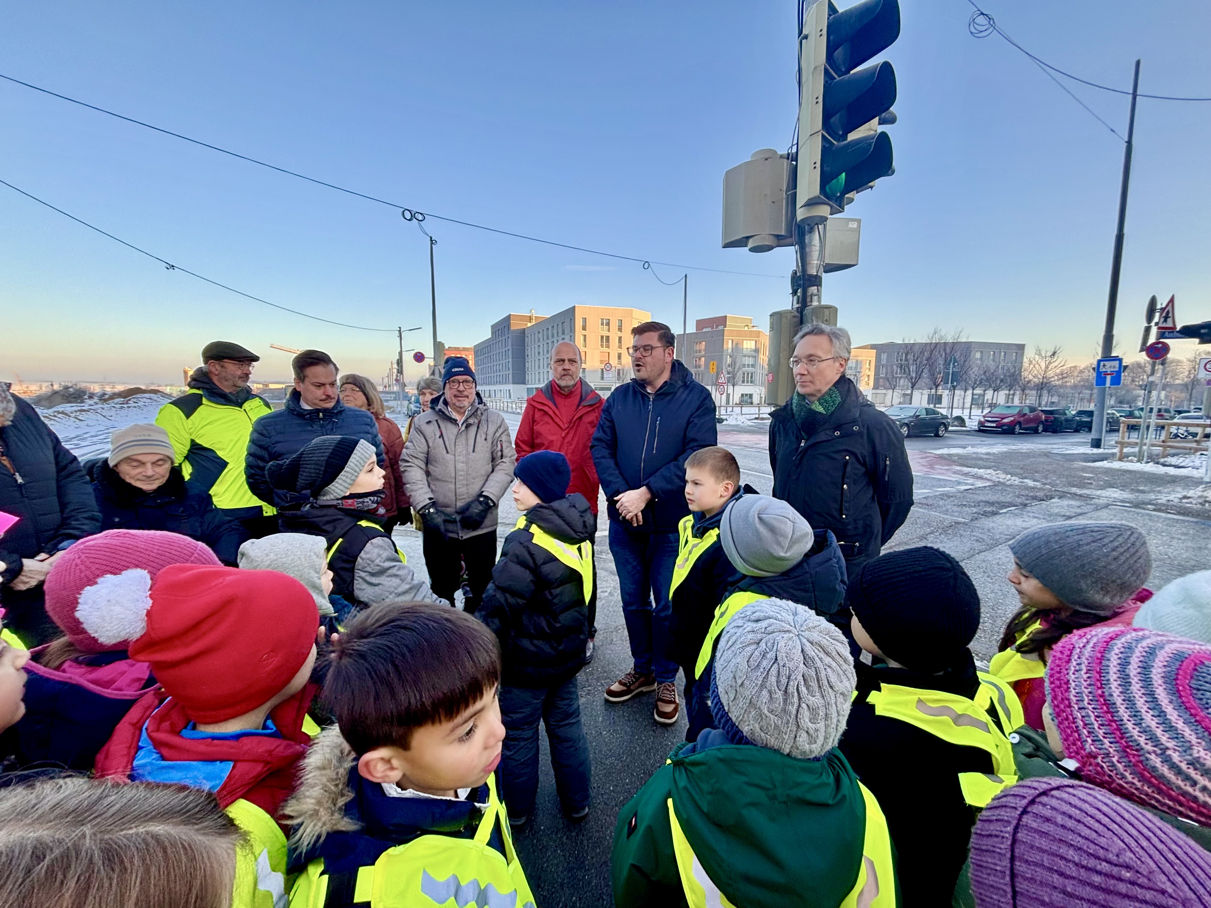 Eröffnung mit Mobilitätsreferent Georg Dunkel, BA-Vors. Sebastian Kriesel und Stadtteilman. Reinhold Petrich (v.r.).