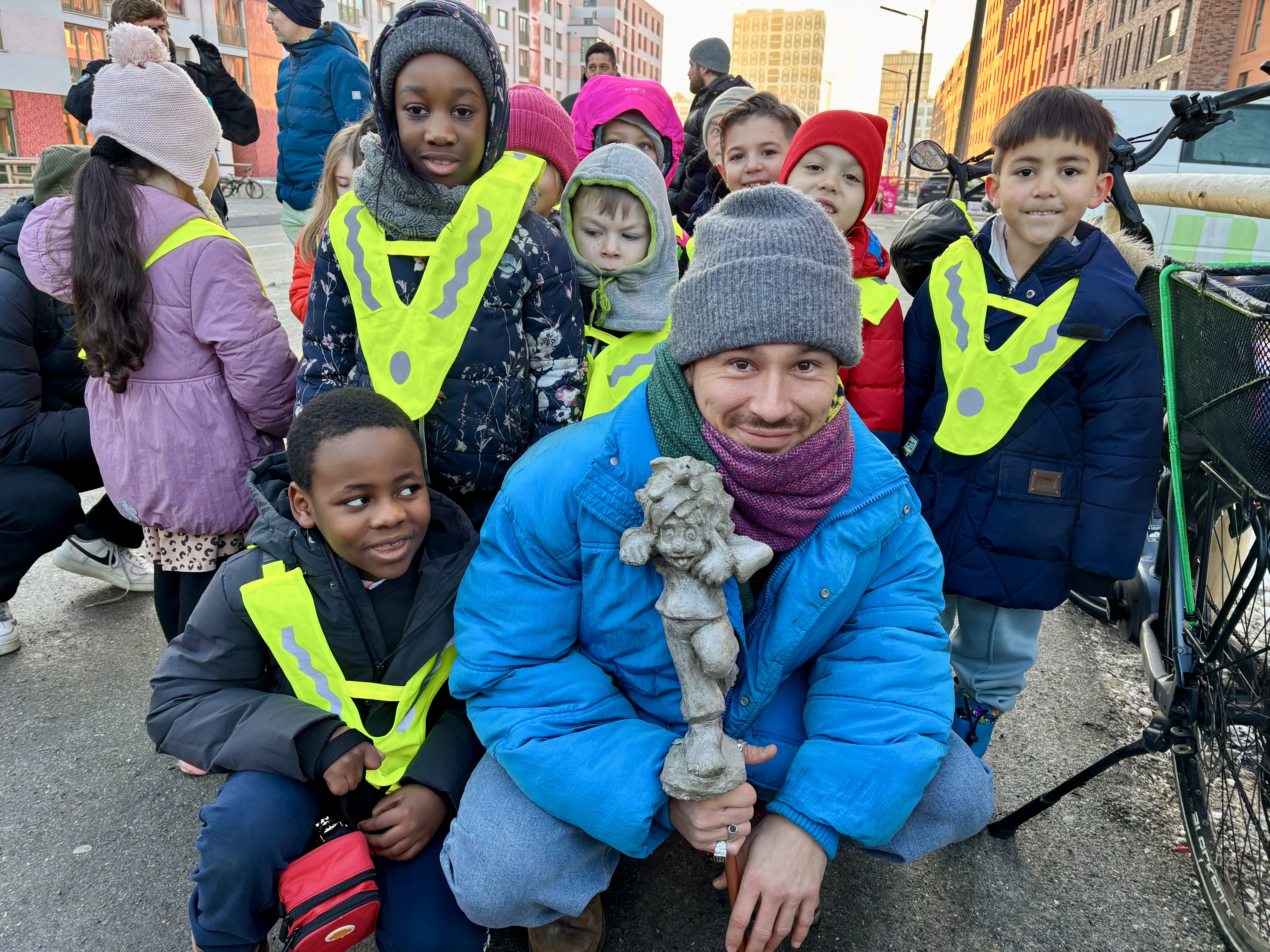 Der Künstler B.Ton mit einem seiner (Betton-)Pumuckl, der an vielen Stellen im Viertel versteckt ist.