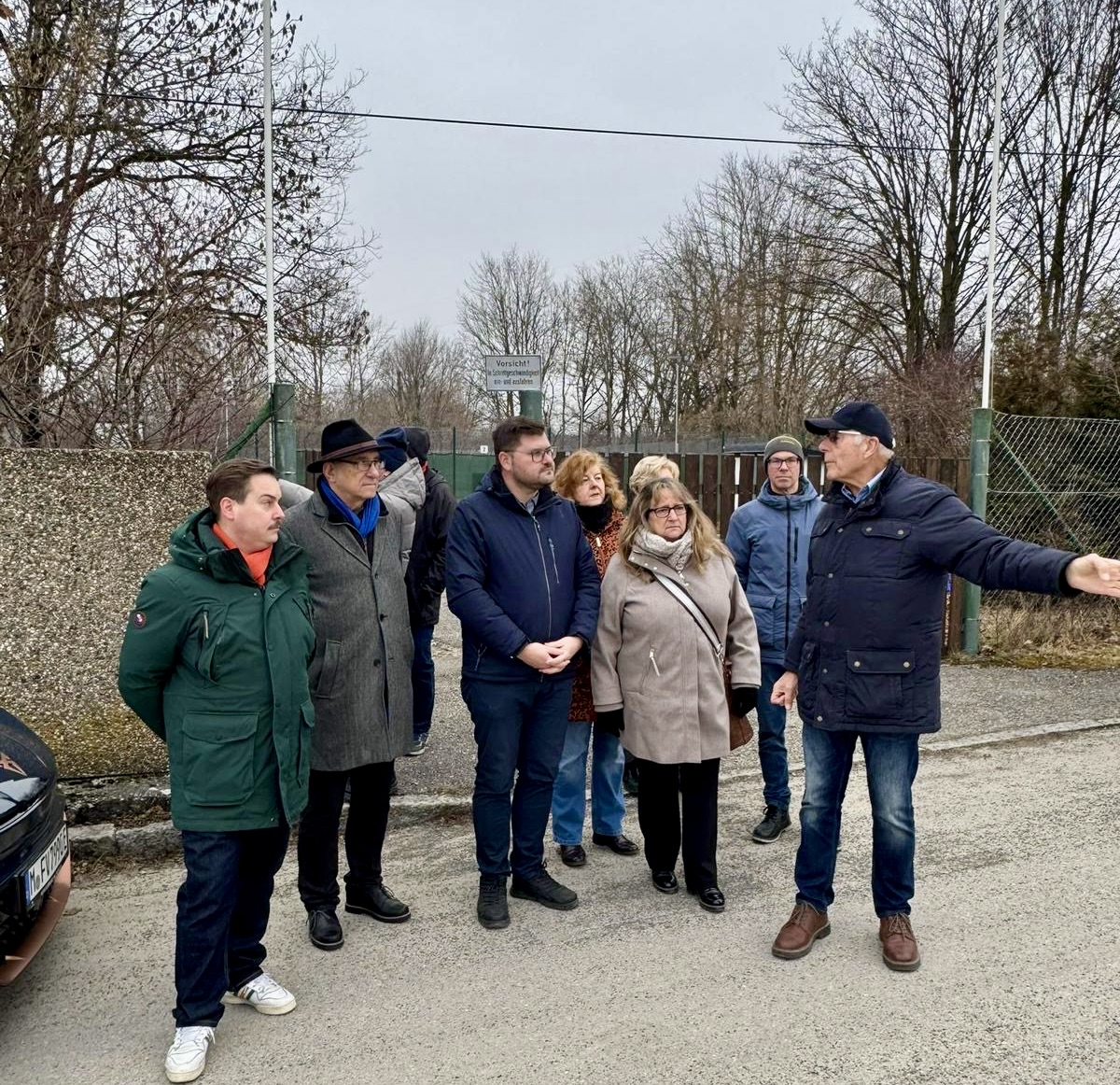 Vereinschef Johann Fuchs (r.) beim Ortstermin