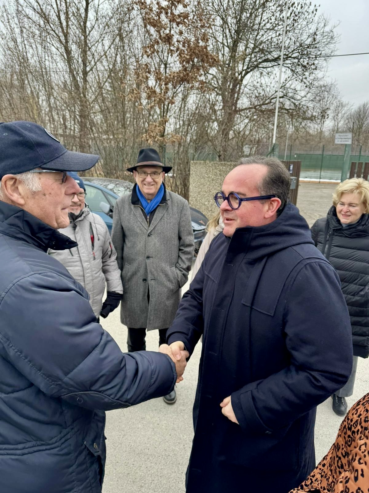 Vereinschef Johann Fuchs im Gespräch mit OB-Kandidat Clemens Baumgärtner