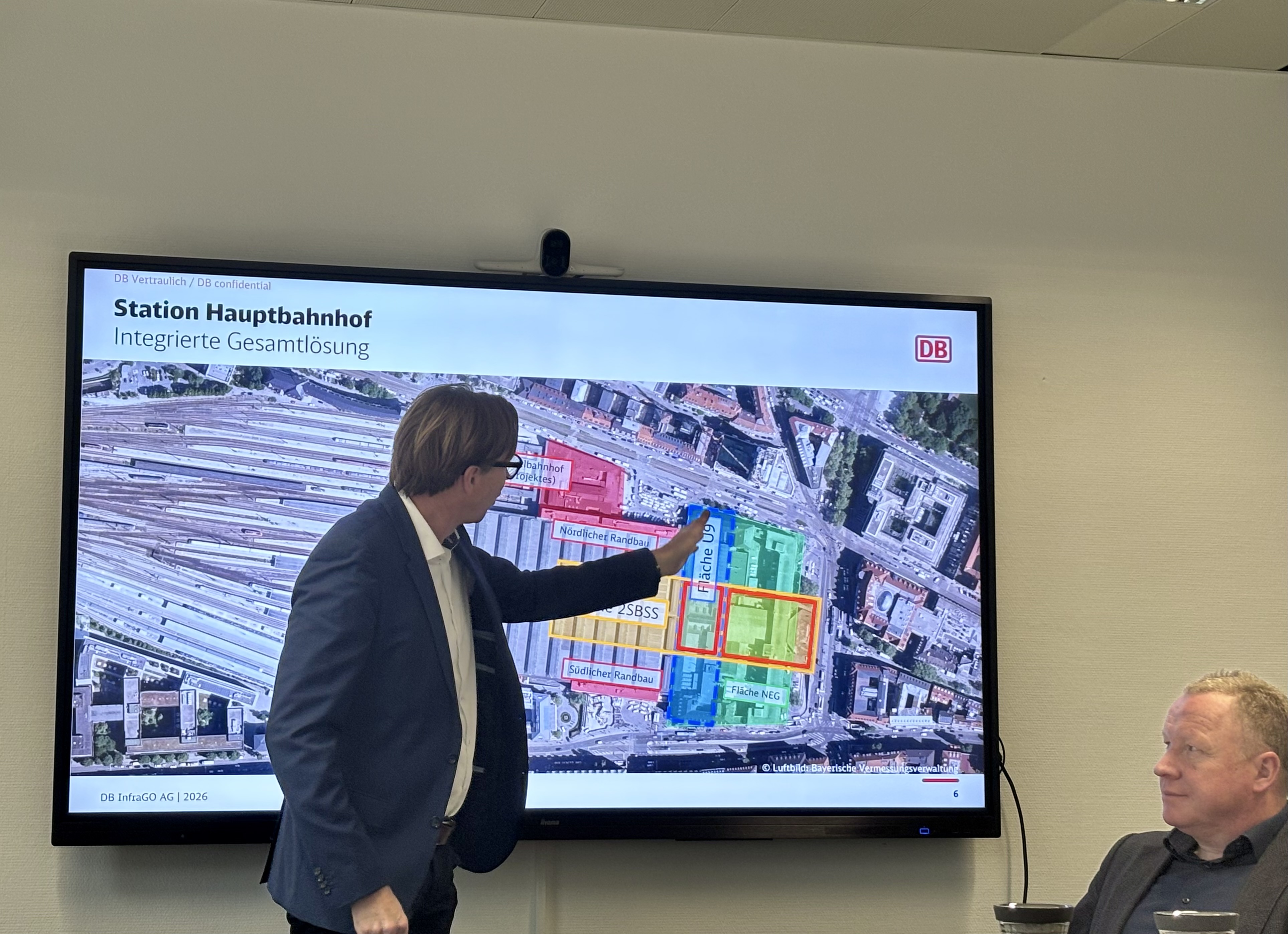 Gesamtprojektleiter Kai Kruschinski-Wüst am Plan für den Hauptbahnhof