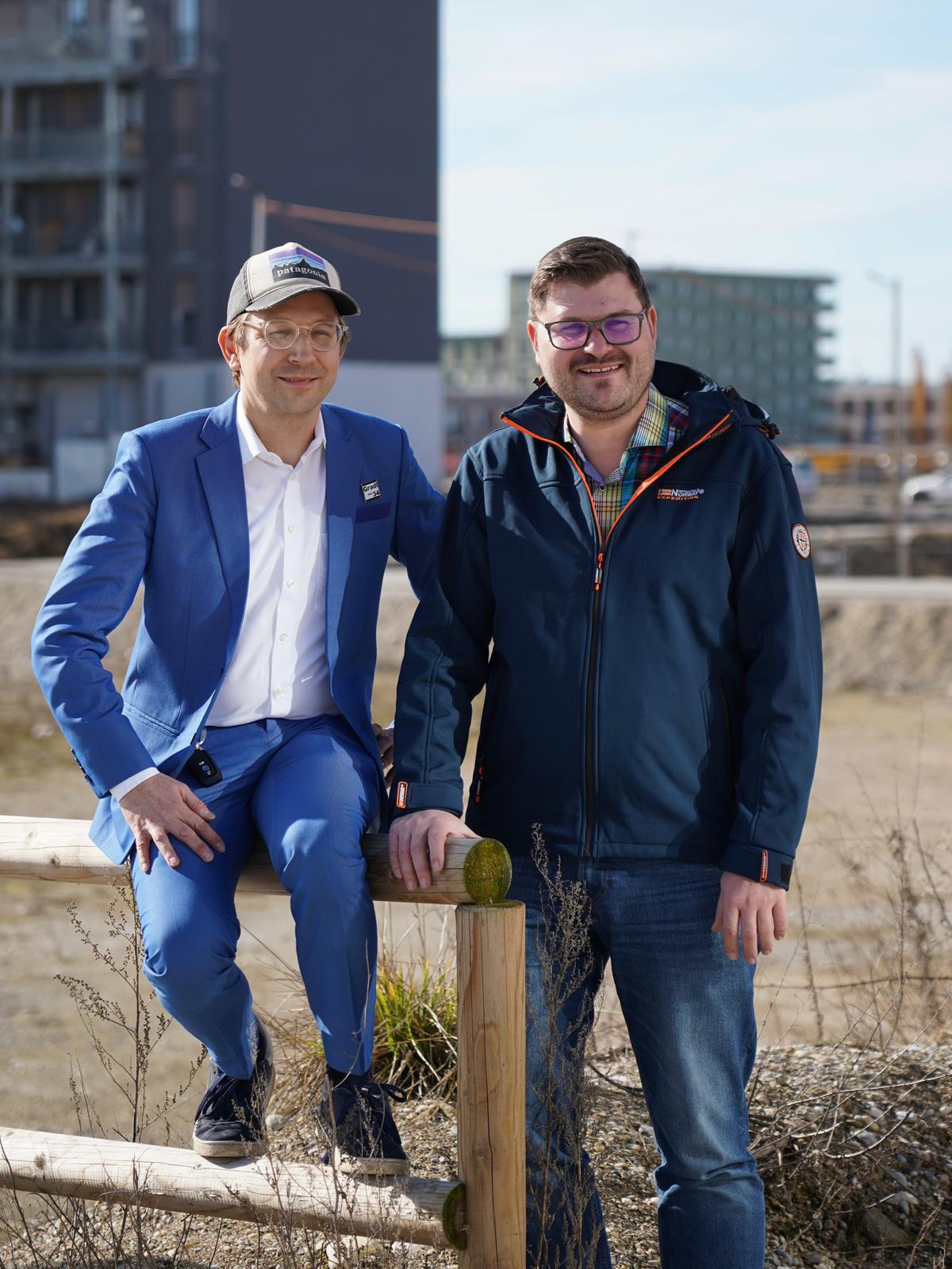 Stadtrat Nikolaus Gradl (l.) und der BA-Vorsitzende, Sebastian Kriesel (beide CSU) beim Ortstermin in Freiham