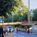 Ampel statt Zebrastreifen? Querung am Bahnhof Lochhausen soll sicherer werden