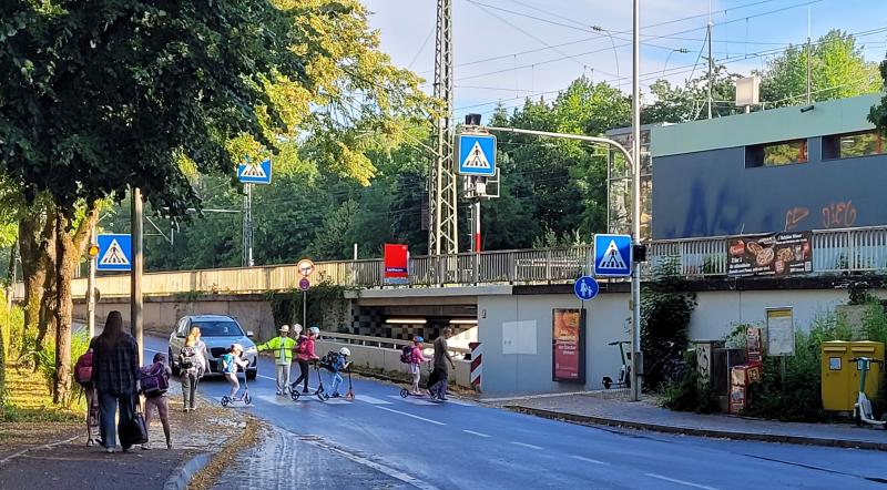 Featured image of post Ampel statt Zebrastreifen? Querung am Bahnhof Lochhausen soll sicherer werden